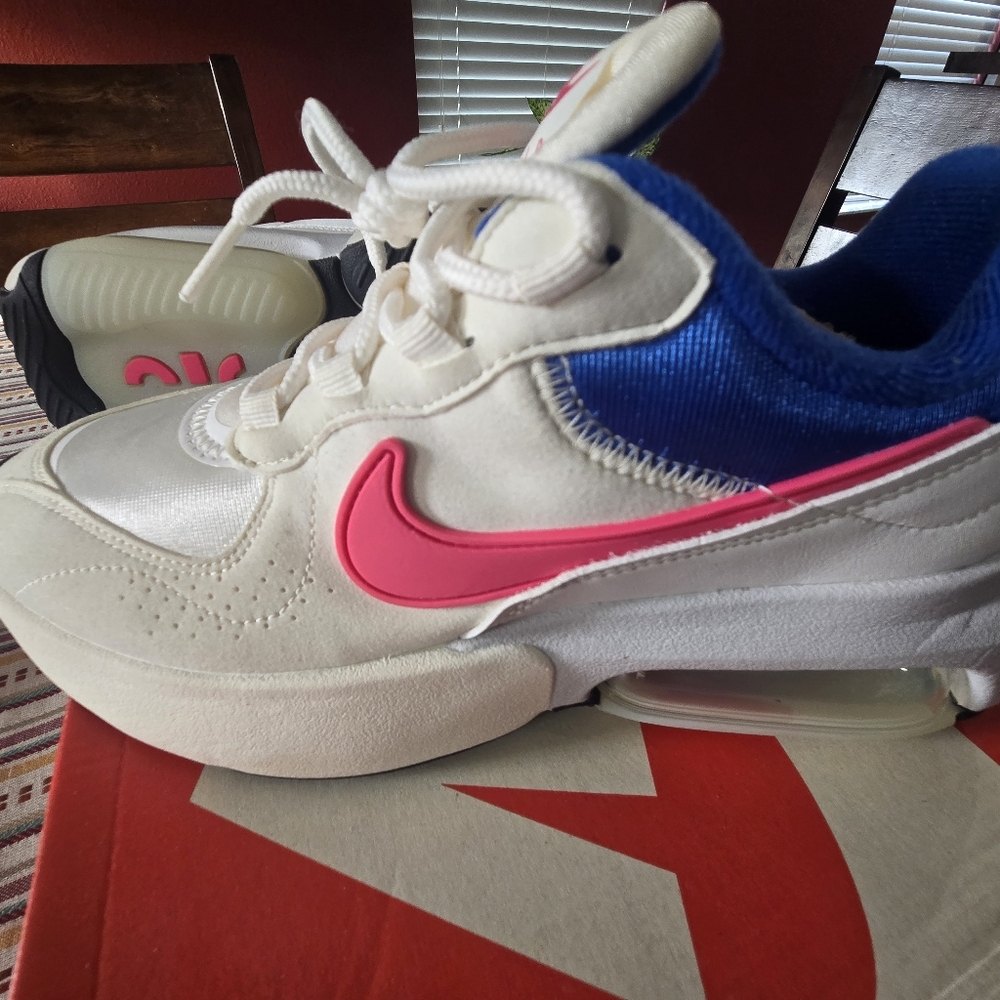 Womans Nike Air Max